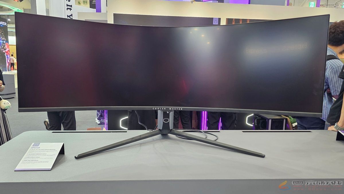 酷冷至尊展示57英寸双4K mini LED游戏显示器(图1) 酷冷至尊展示57英寸双4K mini LED游戏显示器(图1)