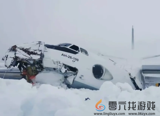 机身断裂首尾分离！俄客机成功迫降北极！机上41人全部生还(图1)