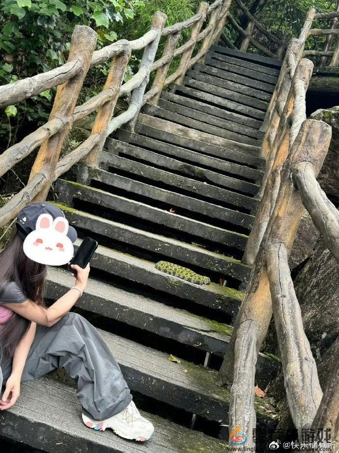 女子路遇莽山烙铁头”近距离合照 博主怒斥：愚昧！(图3)