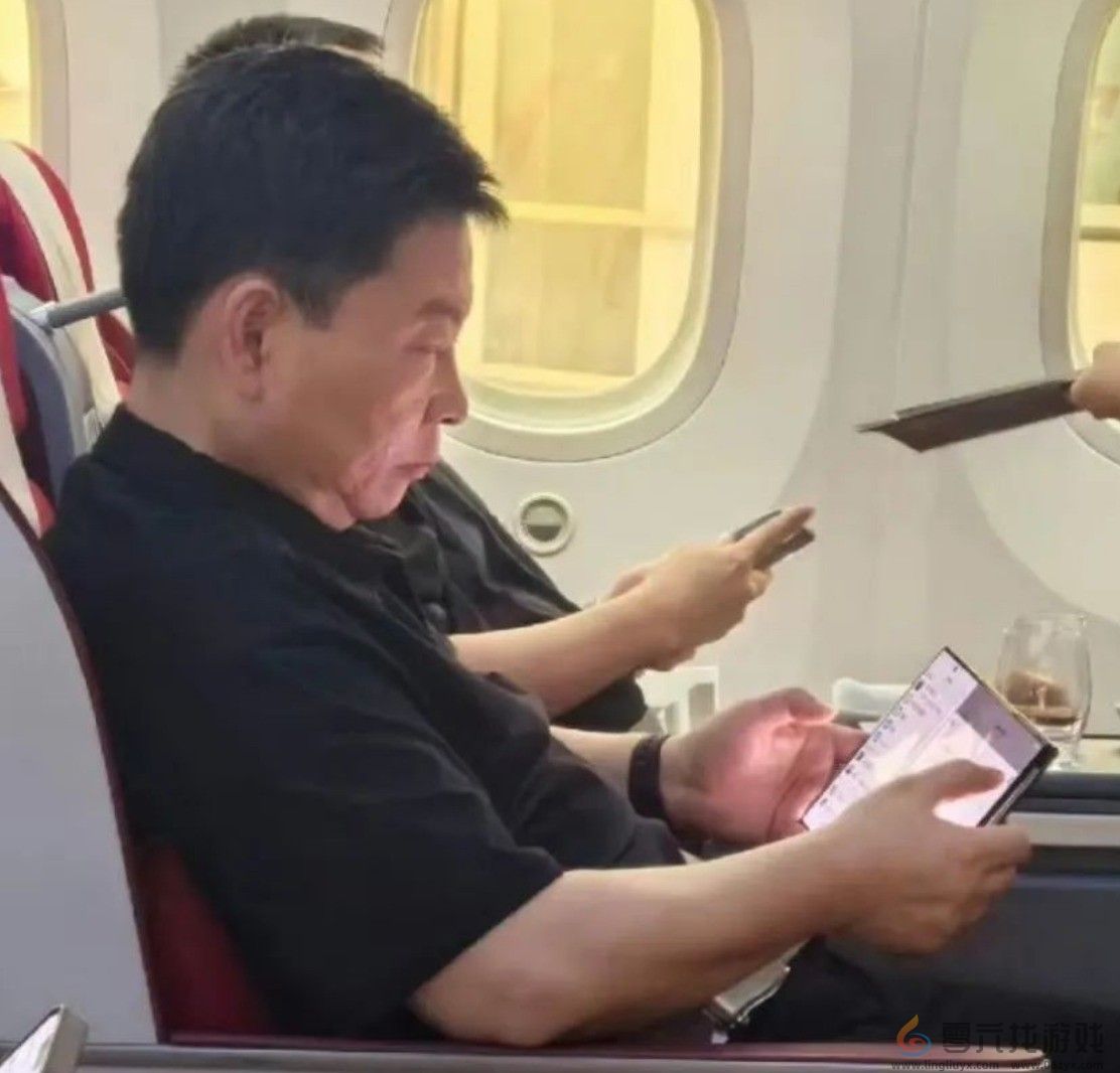 远超苹果！余承东再秀华为三折叠真机：厚度有惊喜(图3)