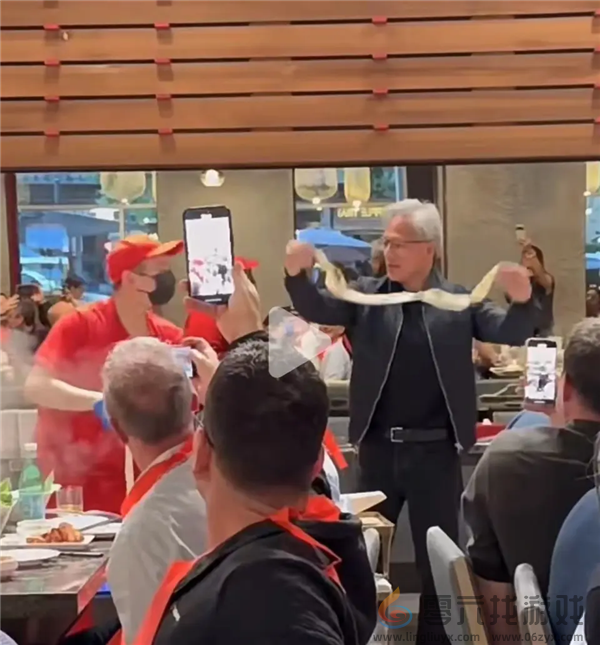 网友偶遇黄仁勋：美国海底捞“兼职”甩面(图2)
