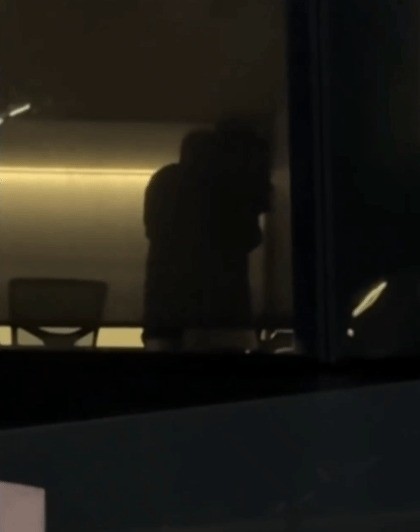 腾讯办公室亲昵搂抱事件疯传 官方调查：双方为男女朋友(图2)