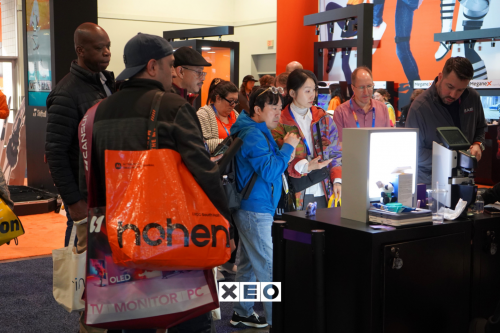 专注沉浸式娱乐设备的品牌XEO亮相2025CES，带来8K超轻头显和沉浸声娱乐座舱(图1)