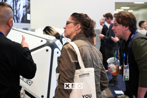 专注沉浸式娱乐设备的品牌XEO亮相2025CES，带来8K超轻头显和沉浸声娱乐座舱(图7)