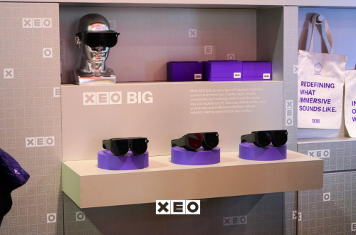 专注沉浸式娱乐设备的品牌XEO亮相2025CES，带来8K超轻头显和沉浸声娱乐座舱(图2)